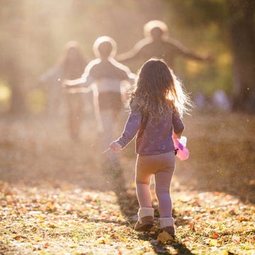 benefici bambini giocare aria aperta