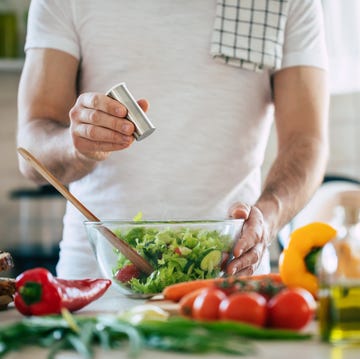 hombre preparando una ensalada