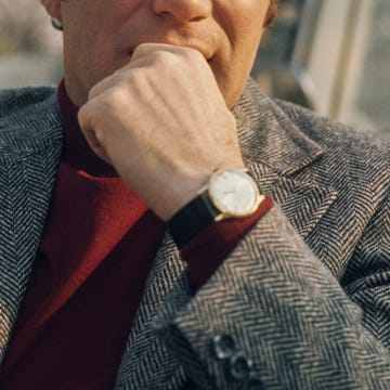 hombre de los años 80 con reloj