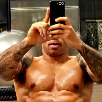 thierry henry training in the gym, doing push ups and high planks